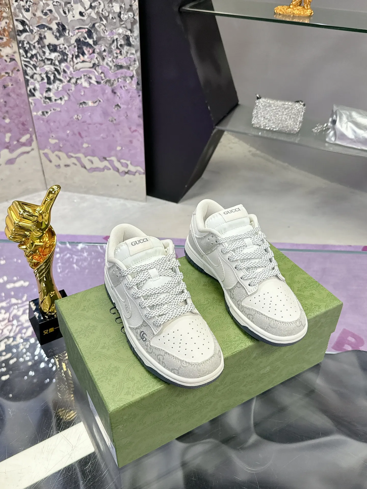 Men's shoes 💰580❤️❤️❤️ Gucci co-branded dunk Nike The latest official model 💓Gucci x Nike Dunk SB series 💓 Produced by Foshan Factory. The shoe body is made of off-white canvas as the main color, with an off-white leather frame overlay, making the shoe very versatile. The tongue is embroidered with yellow Gucci words, and the Swooshb on both sides of the shoe body The logo is embellished with sky blue, and the tongue is made of mesh material, which enhances breathability and is very versatile overall. The word Gucci on the lower side of the heel is decorated in 3D, the mini Nike Swoosh Logo on the side of the toe is embellished with sky blue embroidery, and the yellow Gucci brand name is printed on the heel to highlight the joint identity. Finally, an aged oxidized midsole and a blue outsole complete the overall design. Size: 35-45 Full set of Gucci packaging